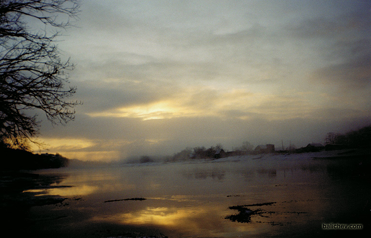 на реке