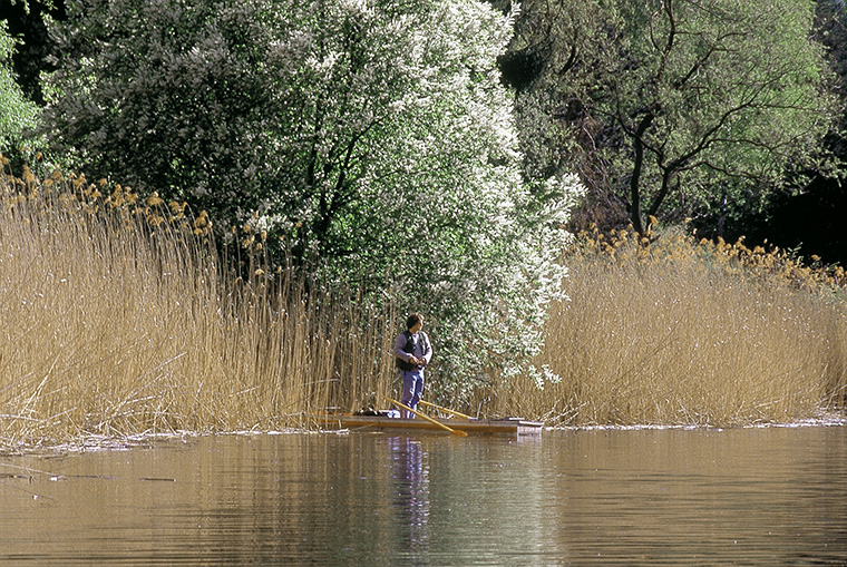 рыболов в лодке на водохранилище