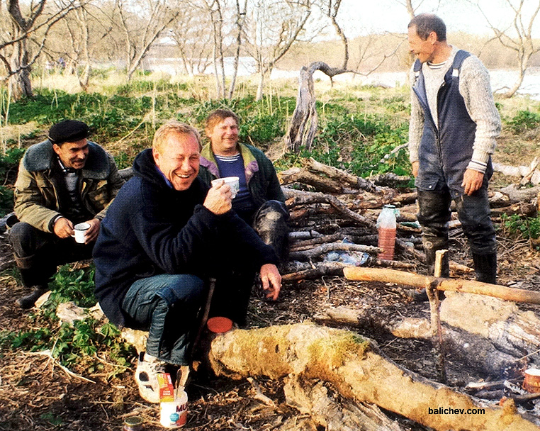 рыболовы у костра на камчатке